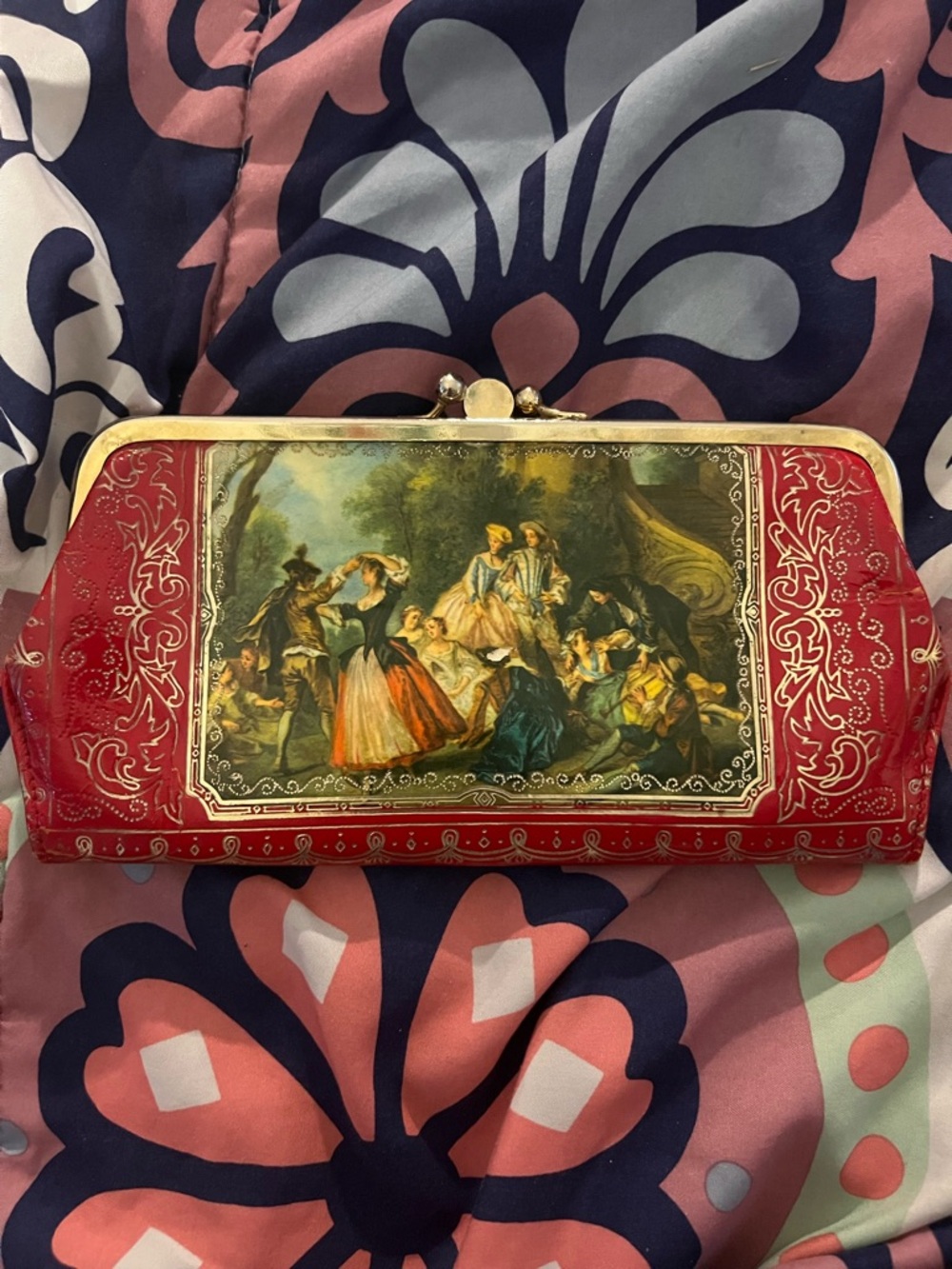 Vintage Italian coin purse/sunglass case gallant scene